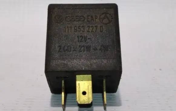 Volkswagen Golf III Other relay 111953227D