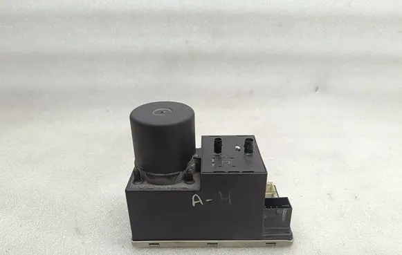Audi A3 S3 8L Central locking vacuum pump 8L0862257L