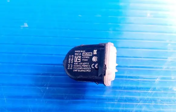 Ford Kuga II Tire pressure sensor EV6T1A180CC 45F6DFFA