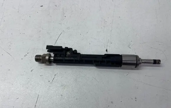 BMW X3 F25 Fuel injector 7597870