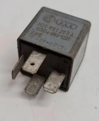 Volkswagen PASSAT B5 Other relay 8D0951253A PA66GF25 V23134B52X301
