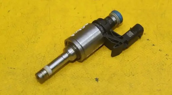 Skoda Octavia Mk3 (5E) Fuel injector 04E906036E
