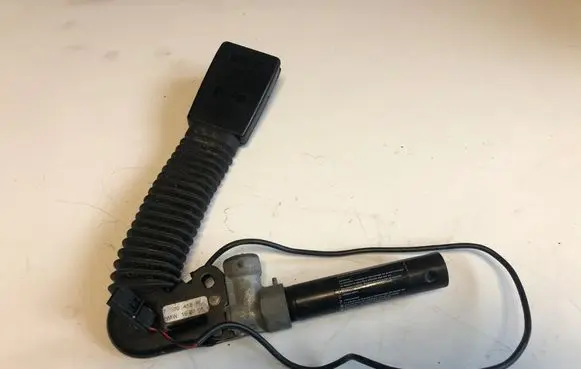 Front seatbelt buckle