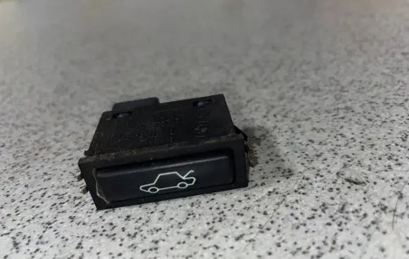 BMW 5 E39 Tailgate opening switch 8365579