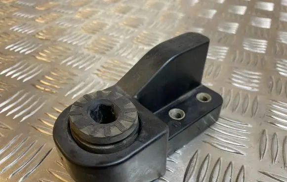 Radiator mount bracket