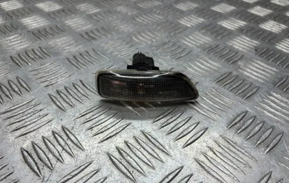 Volvo V70 Front fender indicator light 9178687