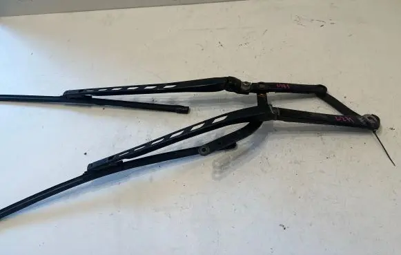BMW 5 E60 E61 Front wiper blade arm