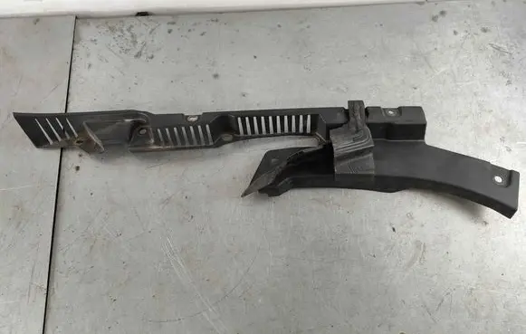 Volvo XC60 Fender mounting bracket 32216109