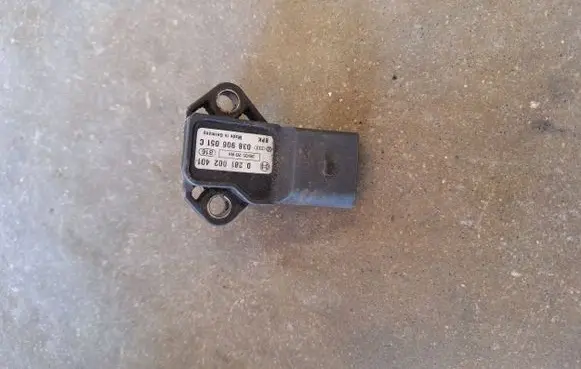 Volkswagen Touran I Air pressure sensor 0281002401 038906051C