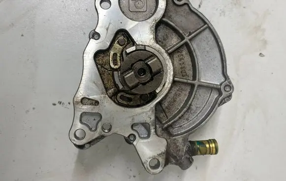 Volkswagen PASSAT B7 Vacuum pump 2645603