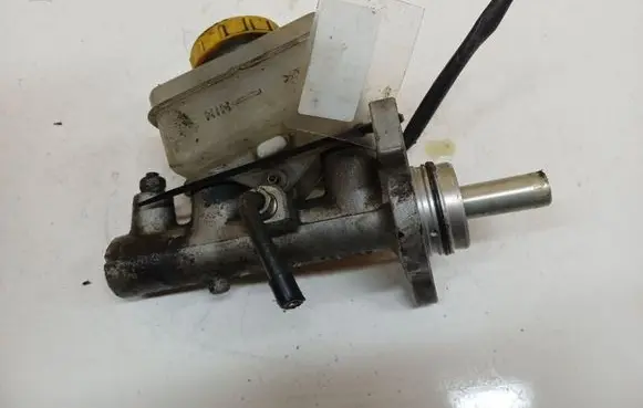 Subaru Legacy Brake fluid reservoir