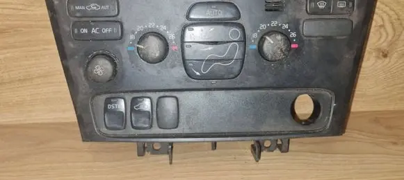 Volvo V70 Climate control unit 8691876