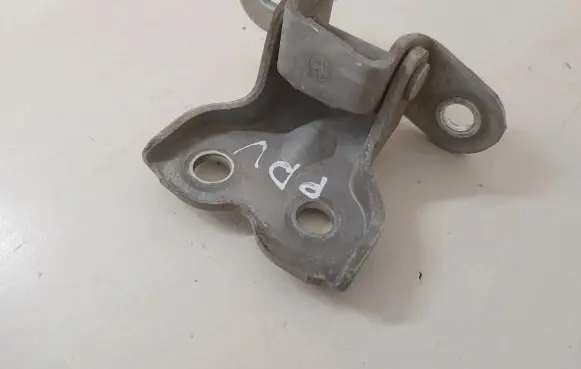 Toyota Land Cruiser (HDJ90) Front door upper hinge