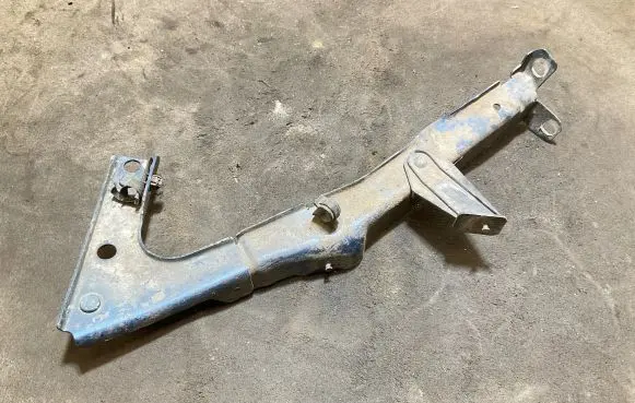 Fender mounting bracket