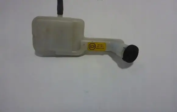 Nissan Note (E12) Brake fluid reservoir 