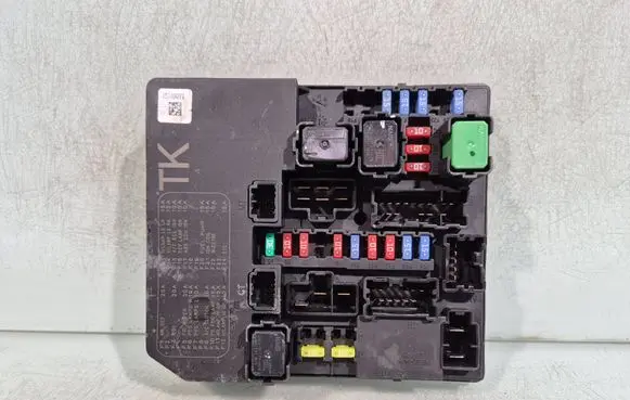 Nissan Juke I F15 Fuse module 284B71TX2B 8321019531 50Y312F00