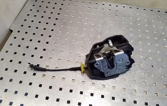 BMW X3 E83 Front door lock 7036169