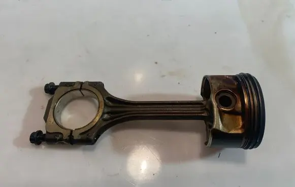 Volkswagen Golf V Piston with connecting rod
