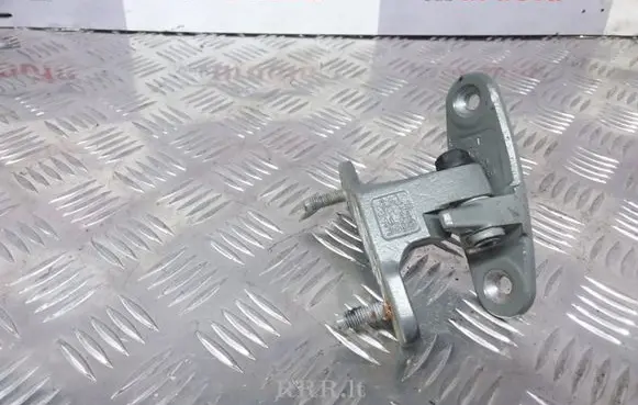 Mercedes-Benz C W204 Front door lower hinge A047058