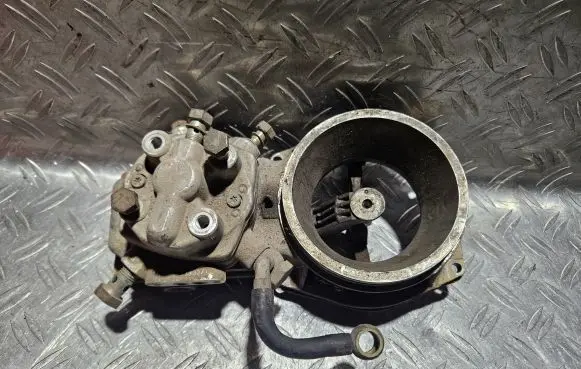 Audi 80 90 B3 Fuel distributor 0438121011 026133353
