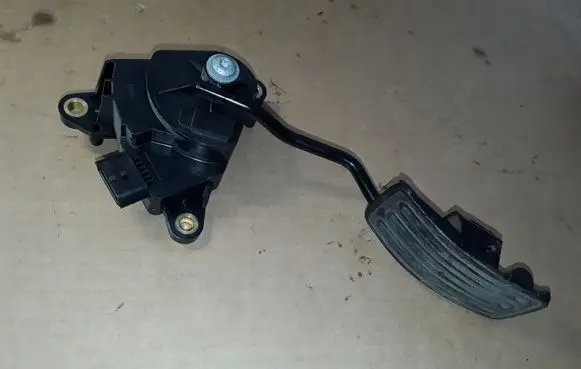 Nissan X-Trail T31 Accelerator throttle pedal 18002JG00A