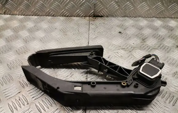 Mercedes-Benz C W203 Accelerator throttle pedal A2033000704