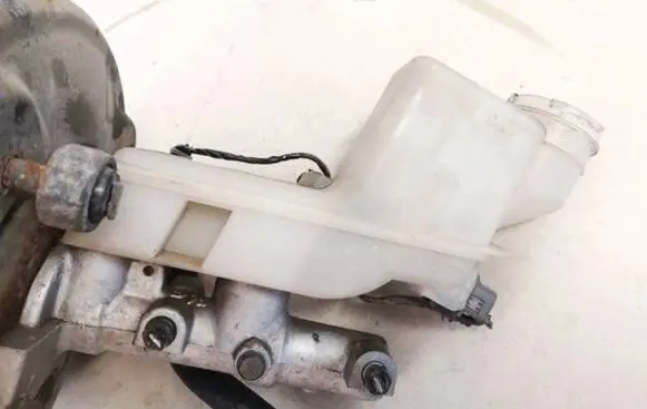 Brake fluid reservoir