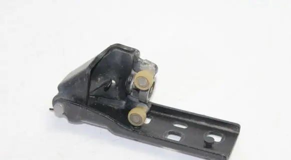 Renault Trafic III (X82) Sliding door middle roller runner 777647086R