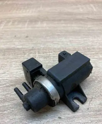 BMW 5 E60 E61 Turbo solenoid valve 2247906 72279600