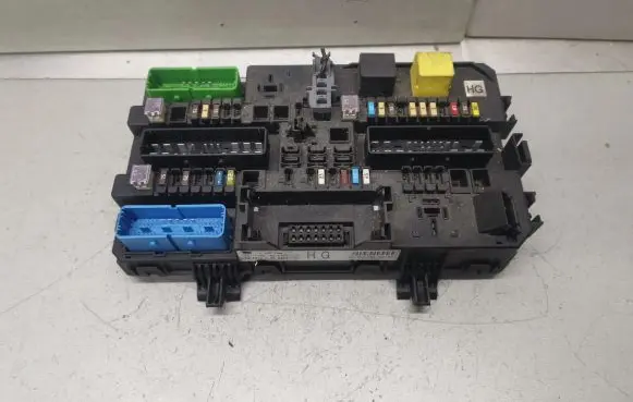 Opel Zafira B Fuse module 13206759