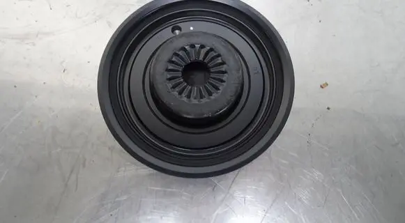 Volkswagen Polo VI Crankshaft pulley 04C105243T