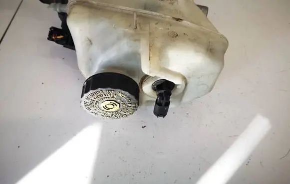 Mercedes-Benz CLS C219 Brake fluid reservoir a2114300302 204251302