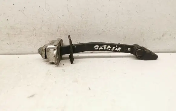 Skoda Octavia Mk2 (1Z) Front door check strap stopper