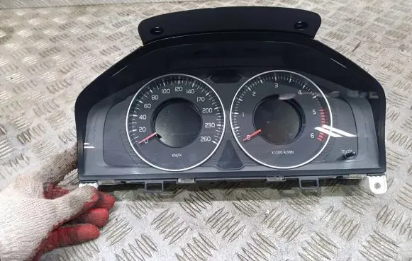 Volvo V60 Speedometer (instrument cluster)