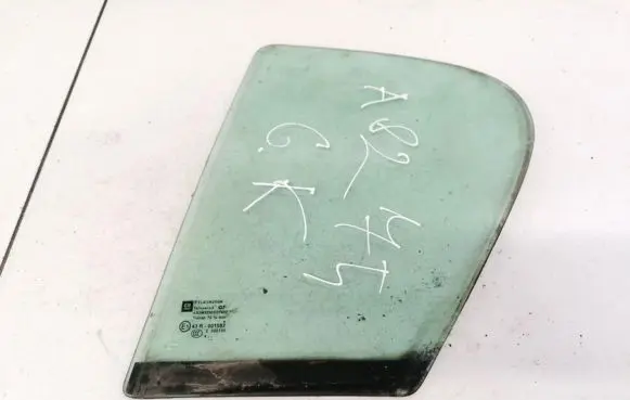 Opel Astra H Rear vent window glass 