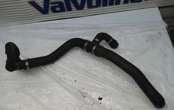Coolant pipe/hose