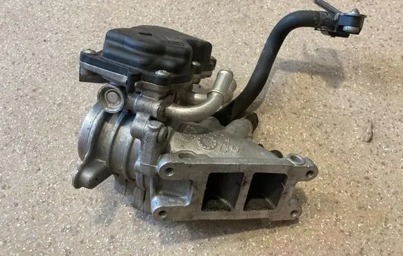 Volkswagen Golf VII Throttle valve 04L128063R
