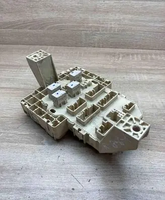 Suzuki Swift I Fuse module U290IZI0 YN222R 070510