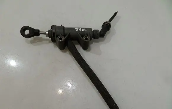 BMW 5 E39 Clutch slave cylinder 