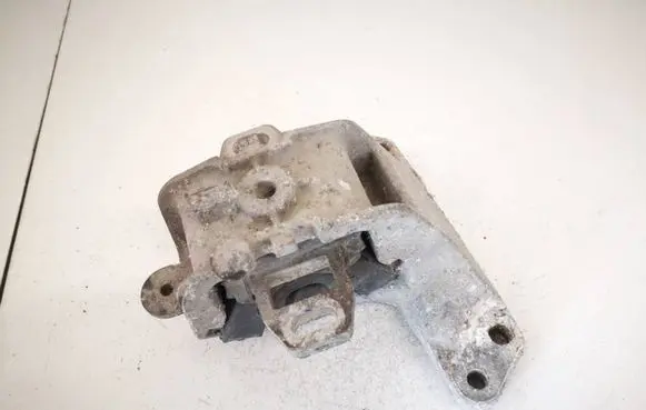 Peugeot 508 Engine mount bracket