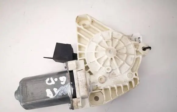 Mercedes-Benz B W245 Rear door window regulator motor A1698202042 996147101
