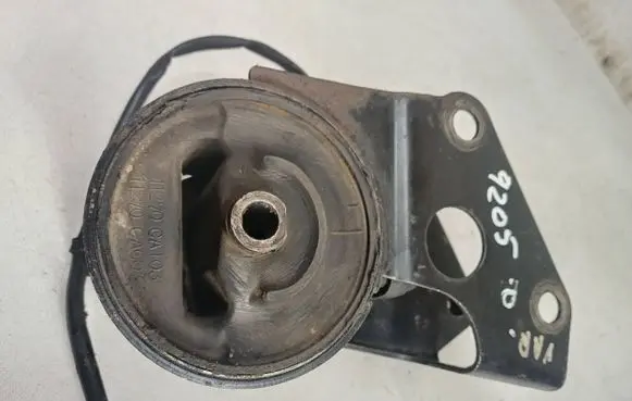 Nissan Murano Z50 Engine mount bracket 11270CA003 11270CA103
