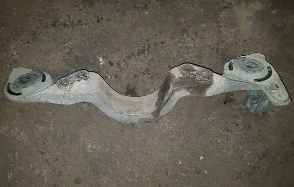 BMW 3 E46 Rear differential/diff mount bracket 1095990