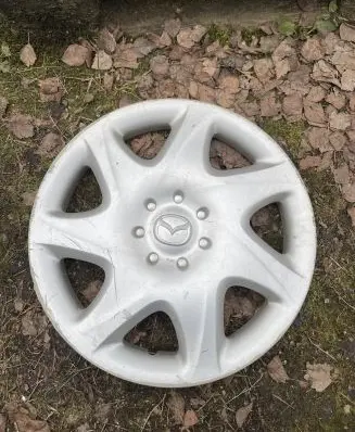 Mazda 323 R14 wheel hub/cap/trim 2126