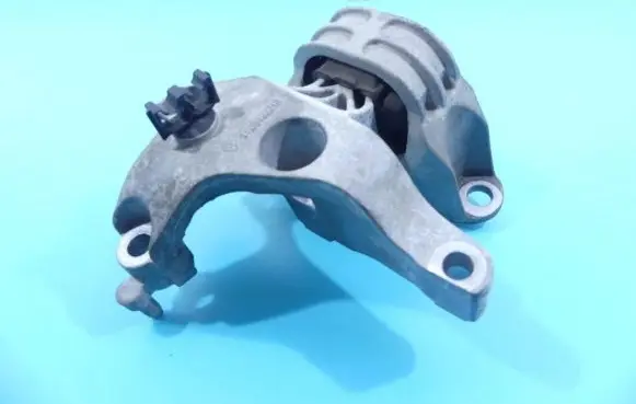 Engine mount vacuum valve