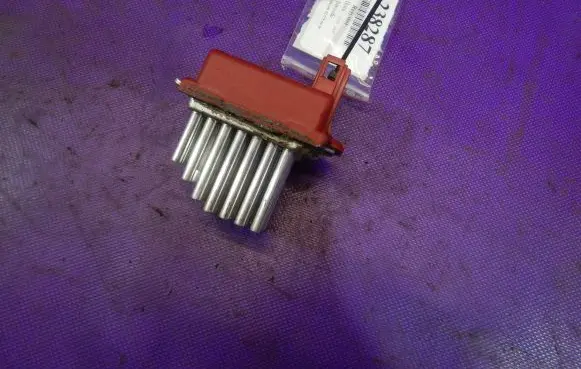 Volkswagen Bora Heater blower motor/fan resistor 1J0907521