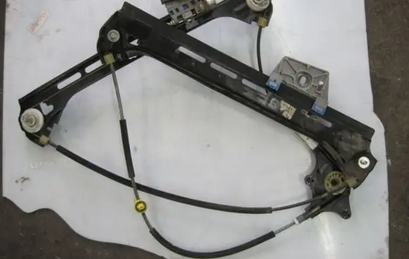 Mercedes-Benz E A207 Front door window regulator with motor A2077200246