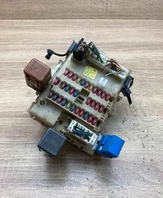 Nissan Primera Fuse module 24350AV700 0425021