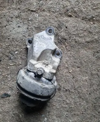 Volvo S60 Engine mount bracket