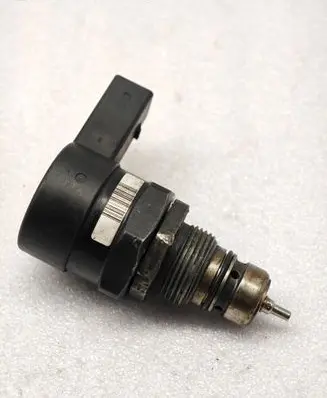 BMW 5 E60 E61 Fuel pressure regulator 0281002481 20073454 251004